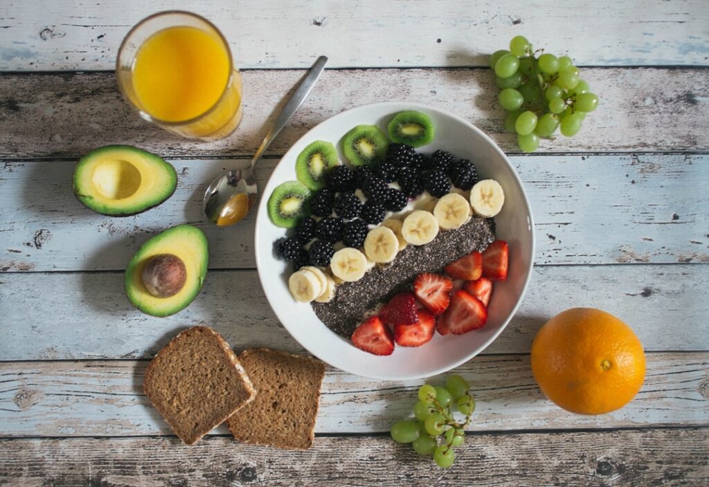 Illustration of a brain surrounded by various healthy foods like berries, nuts, and greens, symbolizing brain-boosting nutrition.
